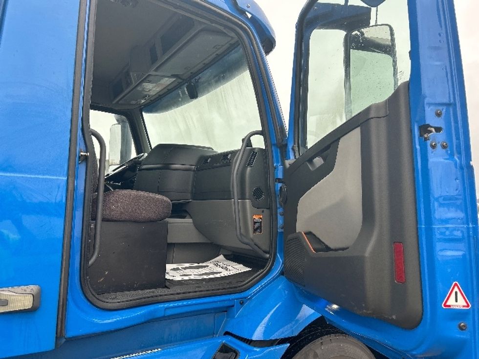 Day Cab Tractor-Heavy Duty Tractors-Volvo-2020-VNR64300-Monroe-OH-466,109\n\t\tmiles-$ 50,250 - Image 12