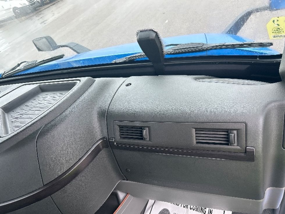 Day Cab Tractor-Heavy Duty Tractors-Volvo-2020-VNR64300-Monroe-OH-466,109\n\t\tmiles-$ 50,250 - Image 13