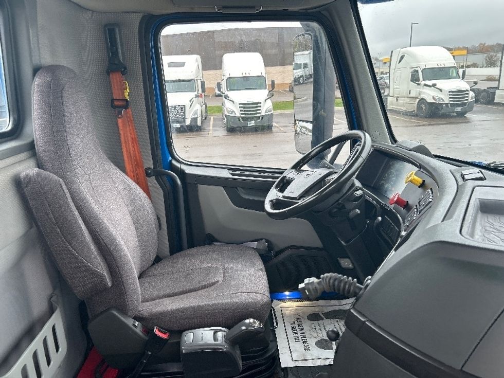 Day Cab Tractor-Heavy Duty Tractors-Volvo-2020-VNR64300-Monroe-OH-466,109\n\t\tmiles-$ 50,250 - Image 14