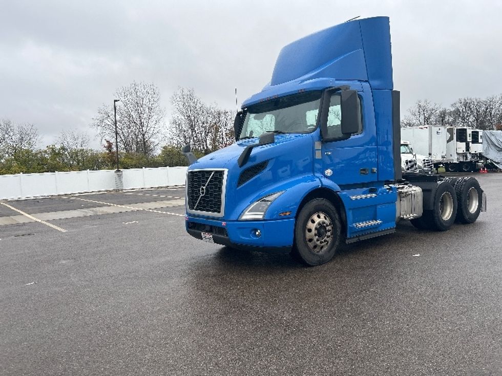 2020 Volvo Truck VNR photo 3