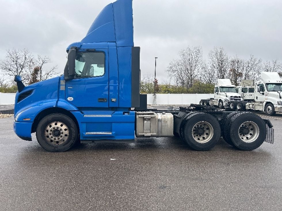 2020 Volvo Truck VNR photo 4
