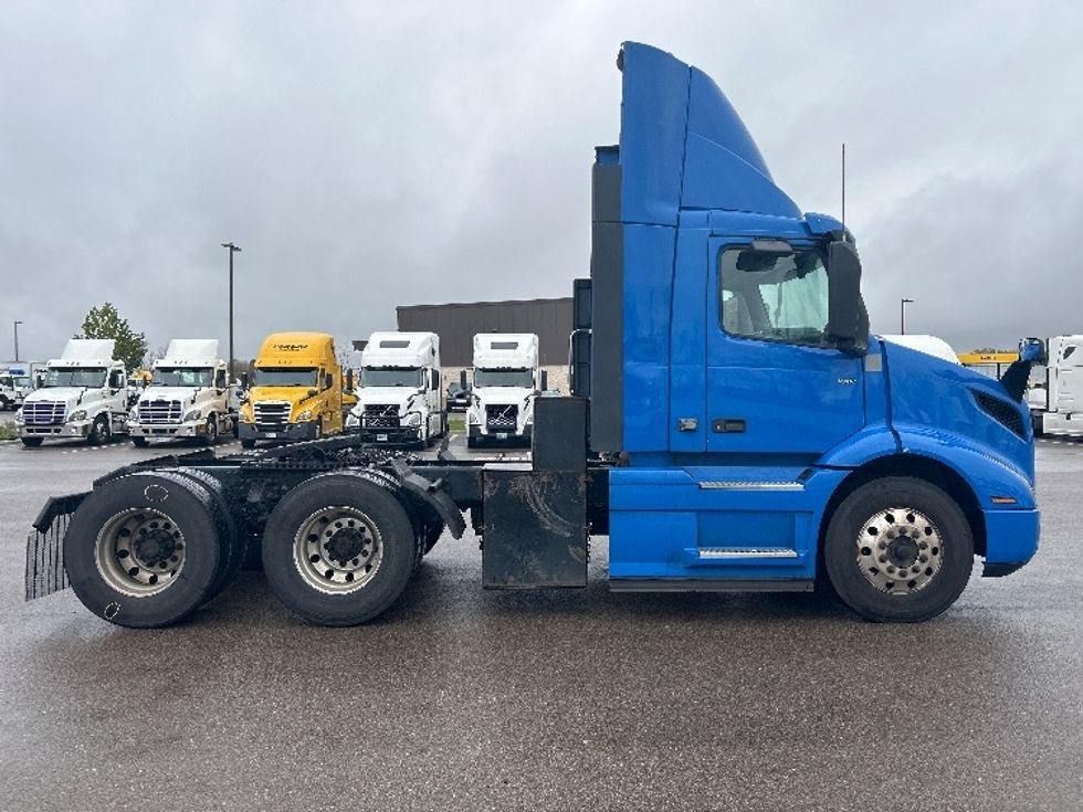 Day Cab Tractor-Heavy Duty Tractors-Volvo-2020-VNR64300-Monroe-OH-466,109\n\t\tmiles-$ 50,250 - Image 8