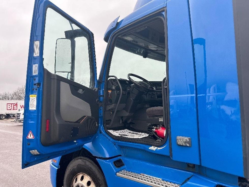 Day Cab Tractor-Heavy Duty Tractors-Volvo-2020-VNR64300-Monroe-OH-466,109\n\t\tmiles-$ 50,250 - Image 9