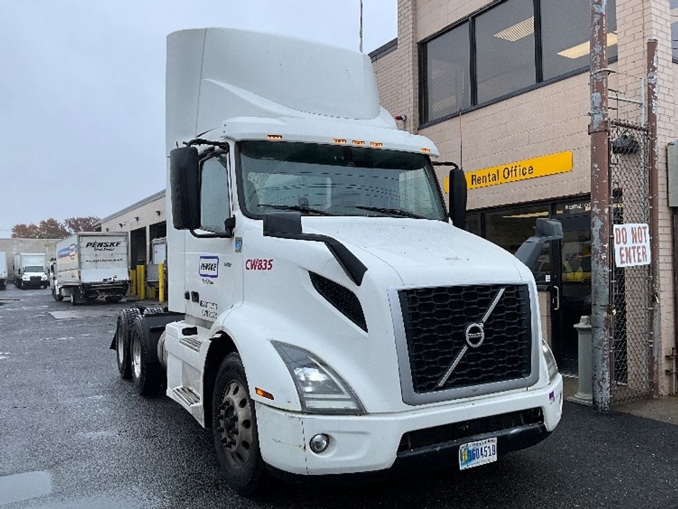 Day Cab Tractor-Heavy Duty Tractors-Volvo-2020-VNR64300-New Bedford-MA-476,904\n\t\tmiles-$ 36,750 - Image 1