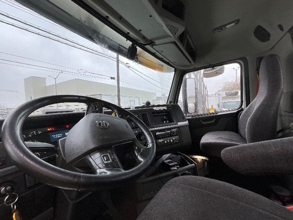 Day Cab Tractor-Heavy Duty Tractors-Volvo-2020-VNR64300-New Bedford-MA-476,904\n\t\tmiles-$ 36,750 - Image 10