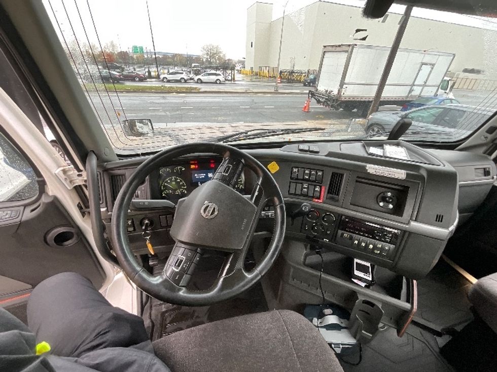 Day Cab Tractor-Heavy Duty Tractors-Volvo-2020-VNR64300-New Bedford-MA-476,904\n\t\tmiles-$ 36,750 - Image 11