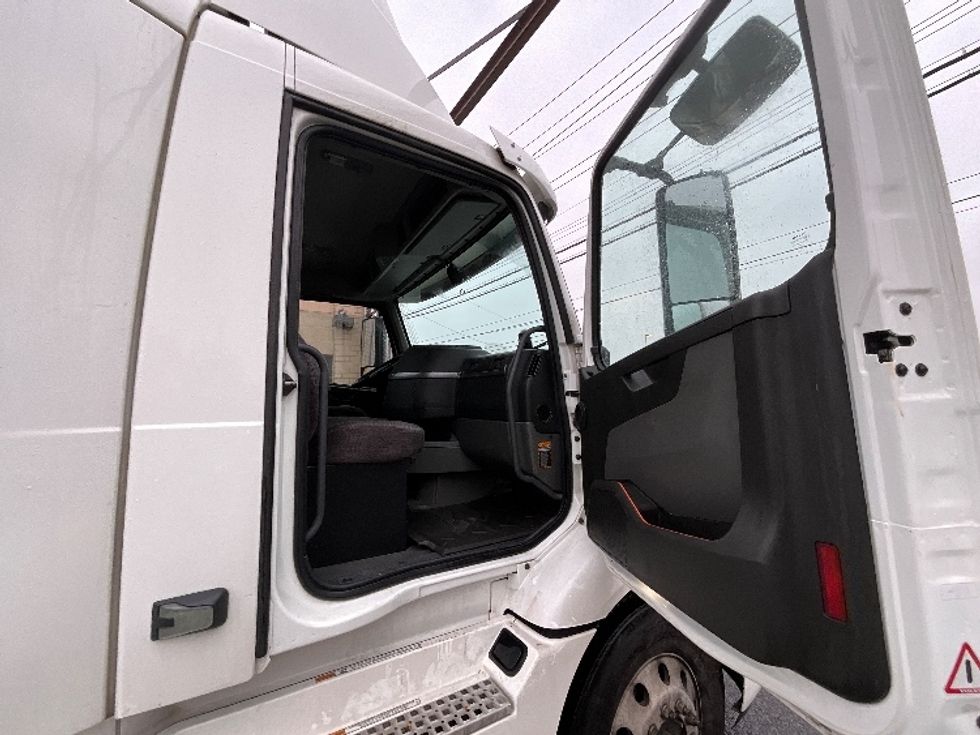 Day Cab Tractor-Heavy Duty Tractors-Volvo-2020-VNR64300-New Bedford-MA-476,904\n\t\tmiles-$ 36,750 - Image 12