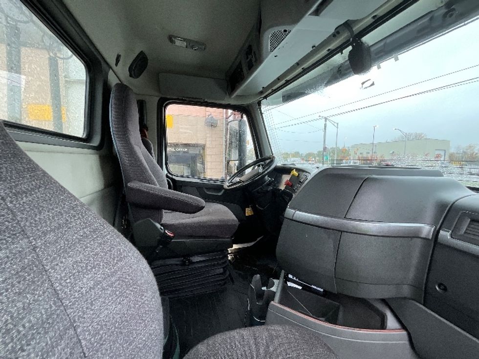 Day Cab Tractor-Heavy Duty Tractors-Volvo-2020-VNR64300-New Bedford-MA-476,904\n\t\tmiles-$ 36,750 - Image 14