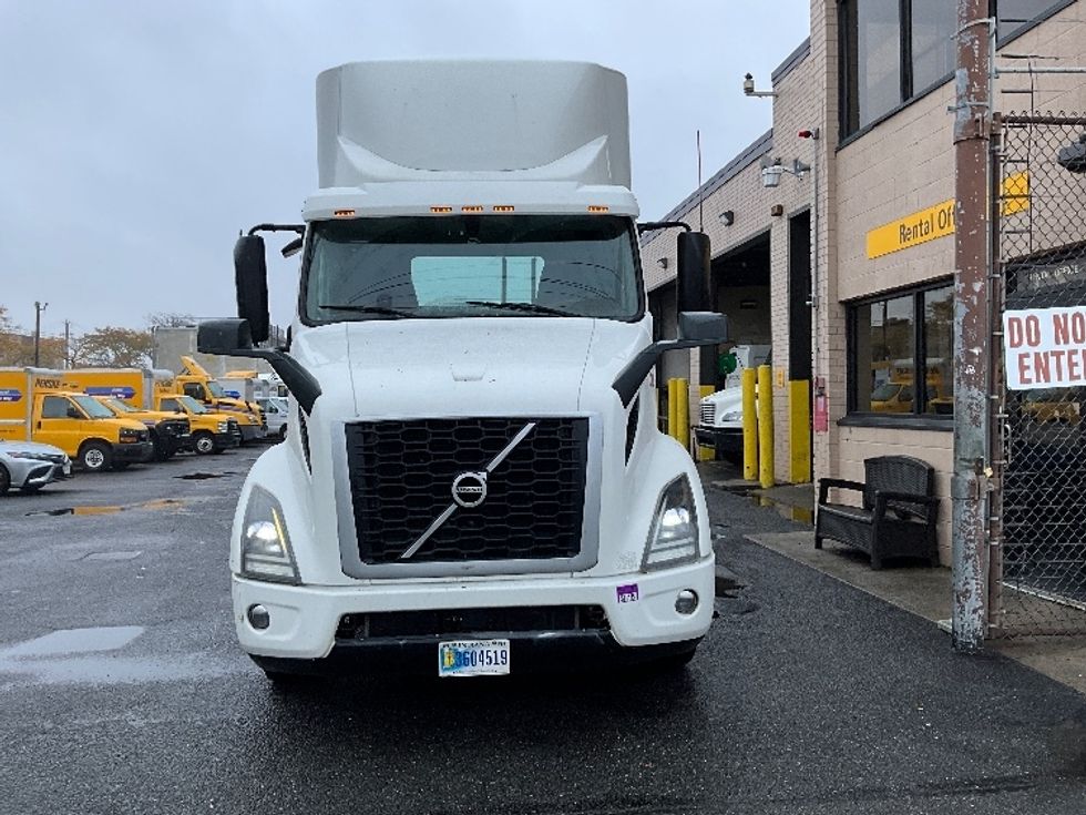 Day Cab Tractor-Heavy Duty Tractors-Volvo-2020-VNR64300-New Bedford-MA-476,904\n\t\tmiles-$ 36,750 - Image 2
