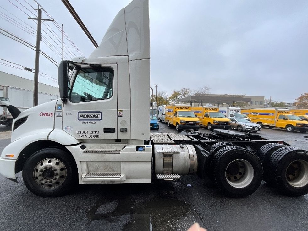 Day Cab Tractor-Heavy Duty Tractors-Volvo-2020-VNR64300-New Bedford-MA-476,904\n\t\tmiles-$ 36,750 - Image 4