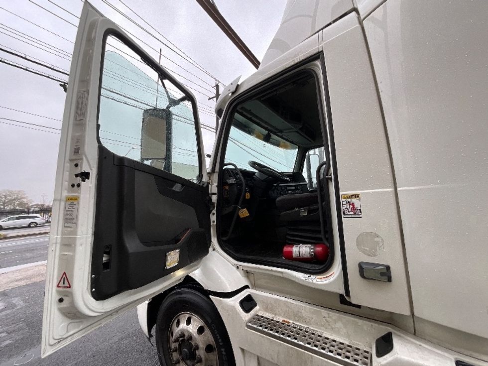 Day Cab Tractor-Heavy Duty Tractors-Volvo-2020-VNR64300-New Bedford-MA-476,904\n\t\tmiles-$ 36,750 - Image 9