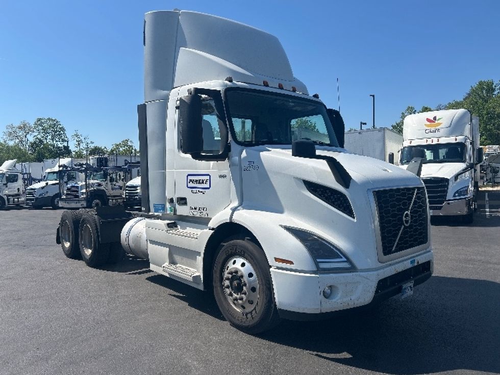 Day Cab Tractor-Heavy Duty Tractors-Volvo-2020-VNR64300-New Castle-DE-447,388\n\t\tmiles-$ 40,500 - Image 1
