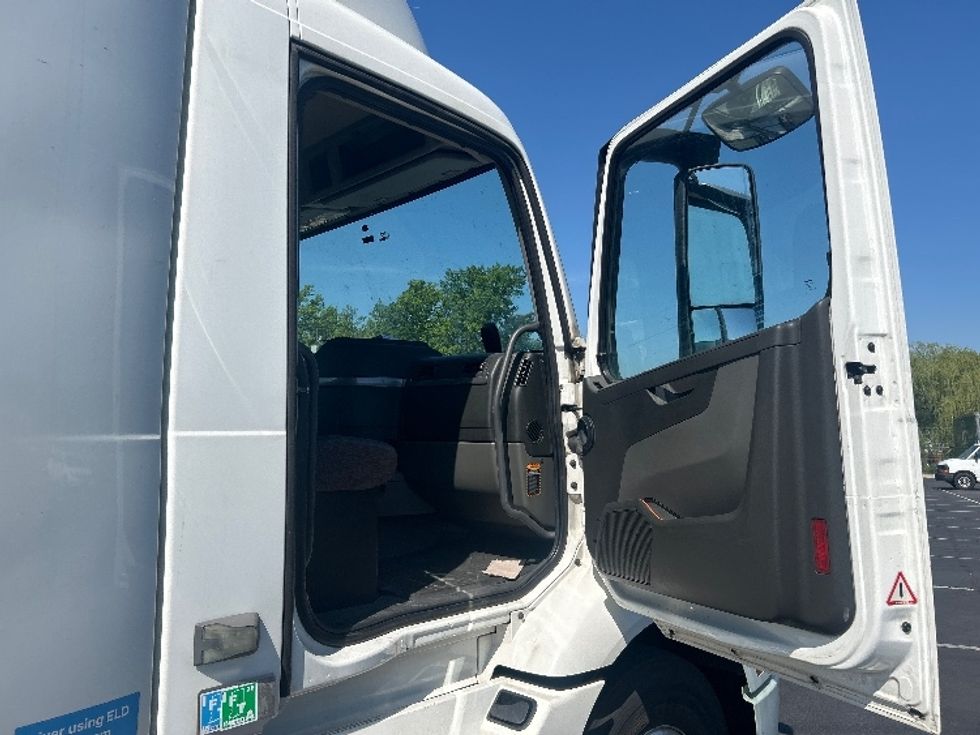 Day Cab Tractor-Heavy Duty Tractors-Volvo-2020-VNR64300-New Castle-DE-447,388\n\t\tmiles-$ 40,500 - Image 12