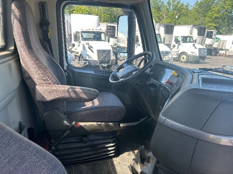 Day Cab Tractor-Heavy Duty Tractors-Volvo-2020-VNR64300-New Castle-DE-447,388\n\t\tmiles-$ 40,500 - Image 14