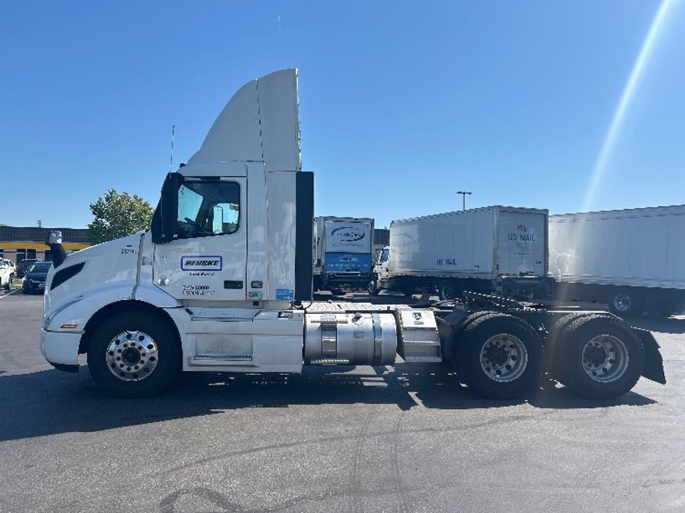 Day Cab Tractor-Heavy Duty Tractors-Volvo-2020-VNR64300-New Castle-DE-447,388\n\t\tmiles-$ 40,500 - Image 4