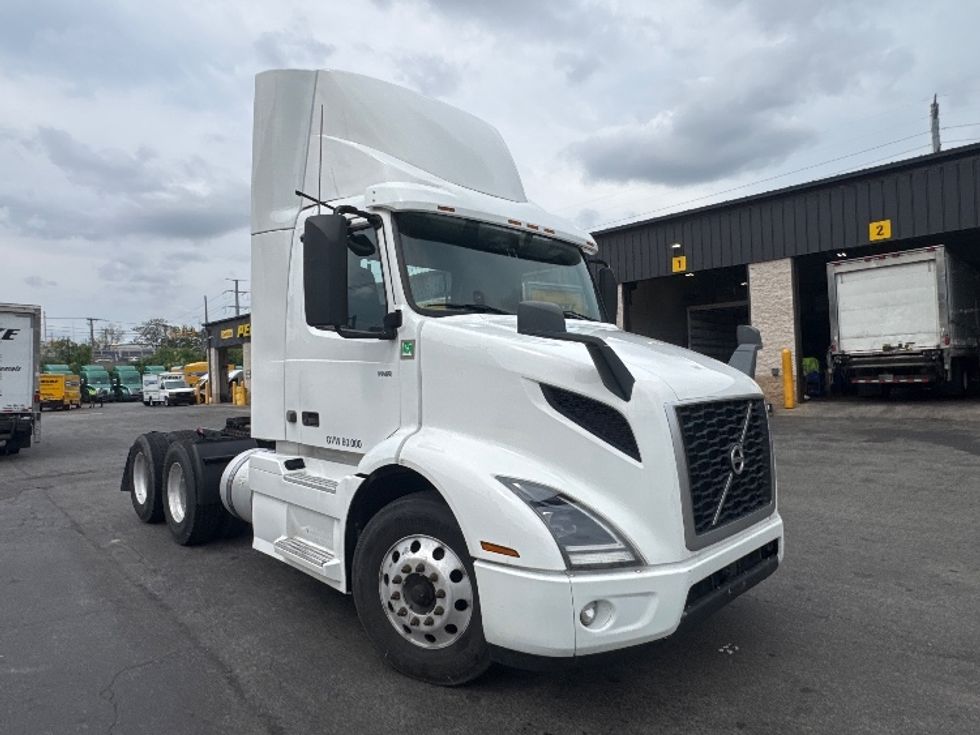 Day Cab Tractor-Heavy Duty Tractors-Volvo-2020-VNR64300-North Bergen-NJ-396,664\n\t\tmiles-$ 44,000 - Image 1
