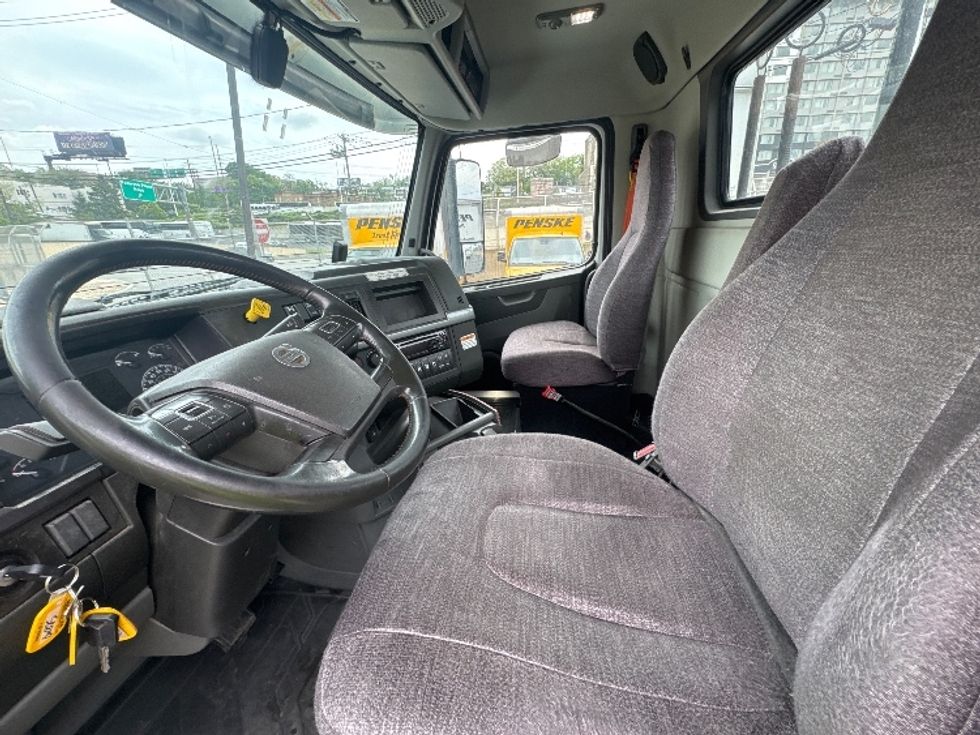 Day Cab Tractor-Heavy Duty Tractors-Volvo-2020-VNR64300-North Bergen-NJ-396,664\n\t\tmiles-$ 44,000 - Image 10