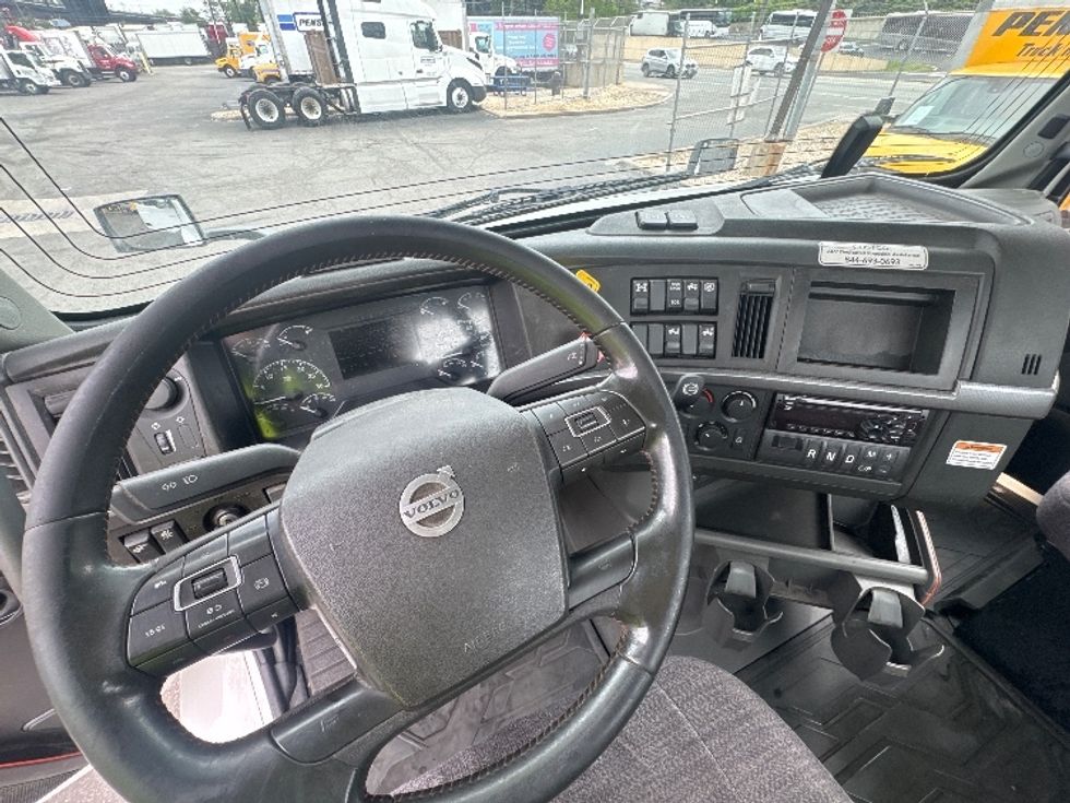 Day Cab Tractor-Heavy Duty Tractors-Volvo-2020-VNR64300-North Bergen-NJ-396,664\n\t\tmiles-$ 44,000 - Image 11