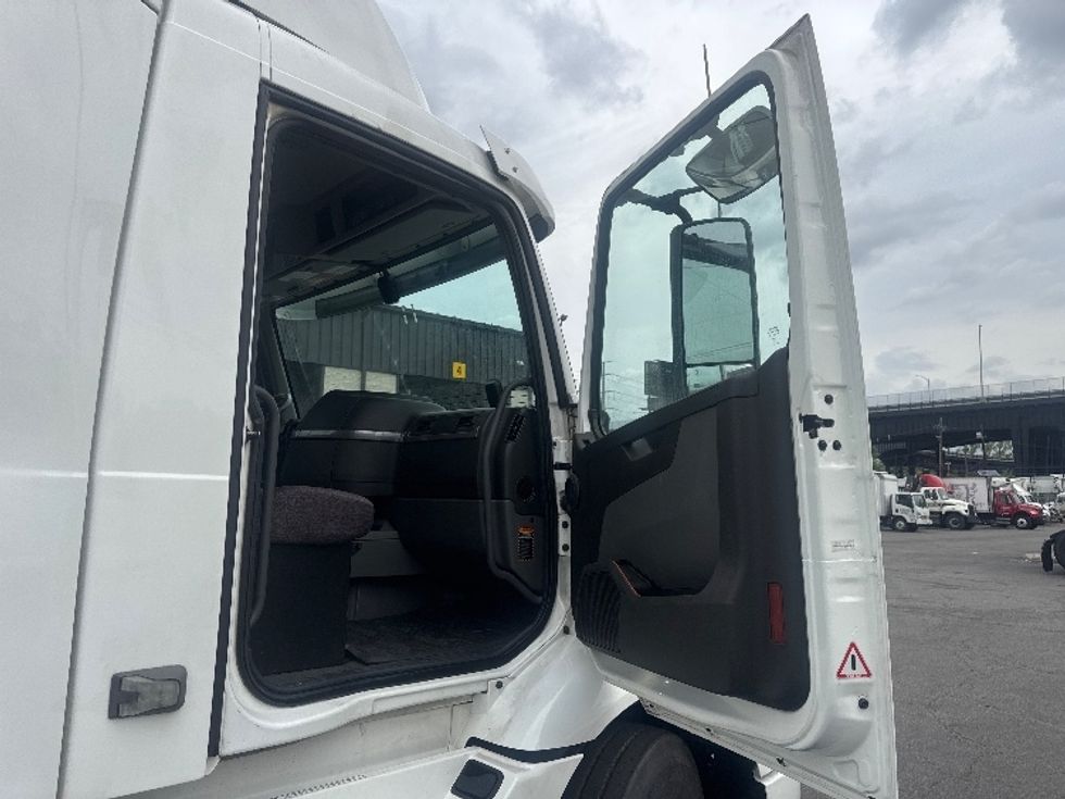 Day Cab Tractor-Heavy Duty Tractors-Volvo-2020-VNR64300-North Bergen-NJ-396,664\n\t\tmiles-$ 44,000 - Image 12