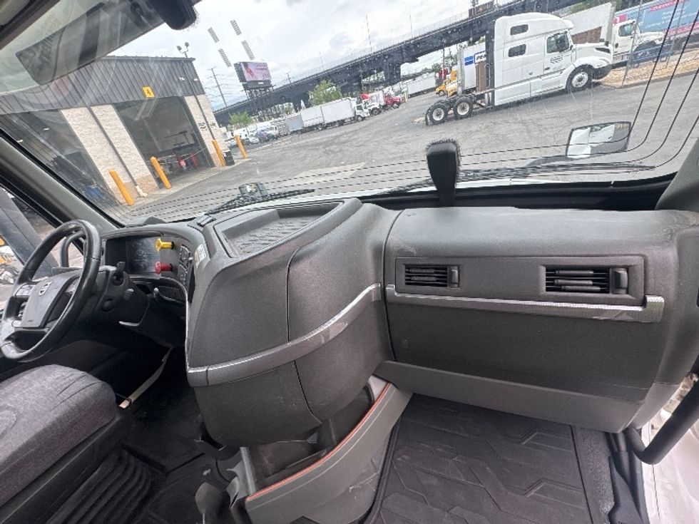 Day Cab Tractor-Heavy Duty Tractors-Volvo-2020-VNR64300-North Bergen-NJ-396,664\n\t\tmiles-$ 44,000 - Image 13