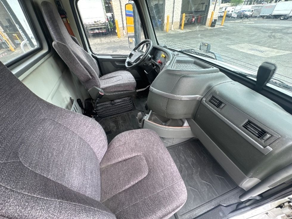 Day Cab Tractor-Heavy Duty Tractors-Volvo-2020-VNR64300-North Bergen-NJ-396,664\n\t\tmiles-$ 44,000 - Image 14
