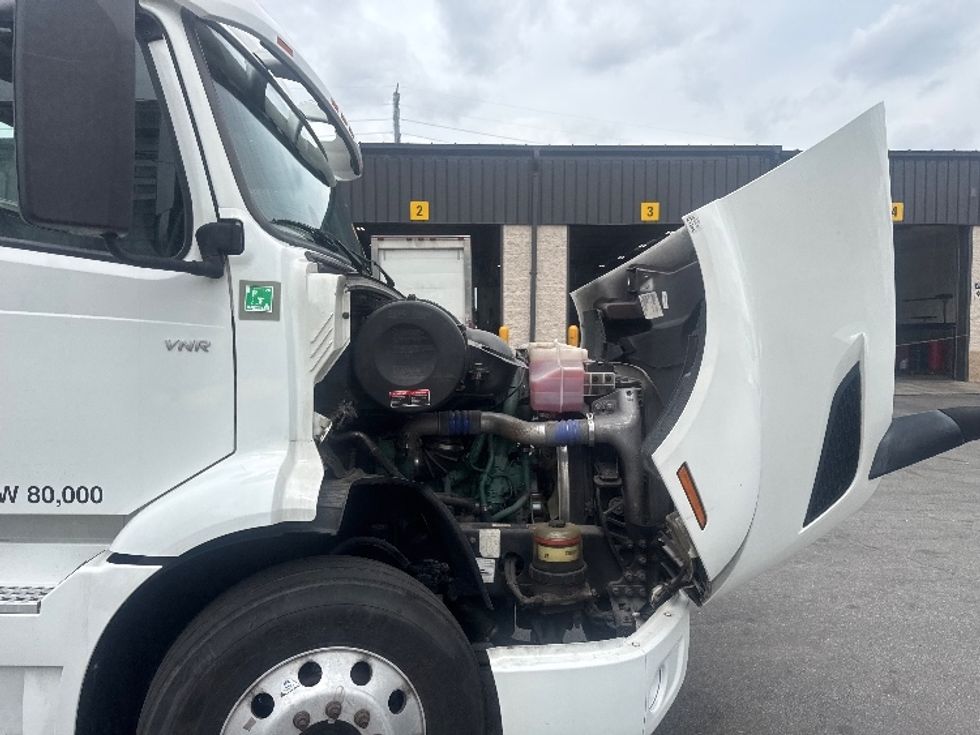 Day Cab Tractor-Heavy Duty Tractors-Volvo-2020-VNR64300-North Bergen-NJ-396,664\n\t\tmiles-$ 44,000 - Image 15