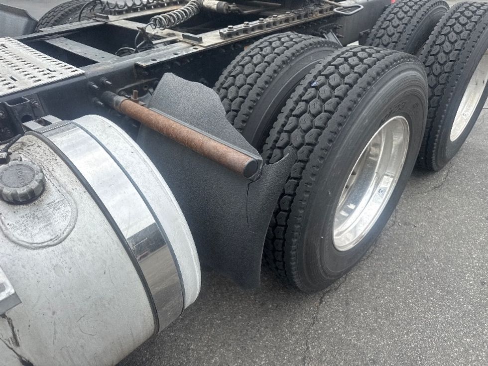 Day Cab Tractor-Heavy Duty Tractors-Volvo-2020-VNR64300-North Bergen-NJ-396,664\n\t\tmiles-$ 44,000 - Image 17