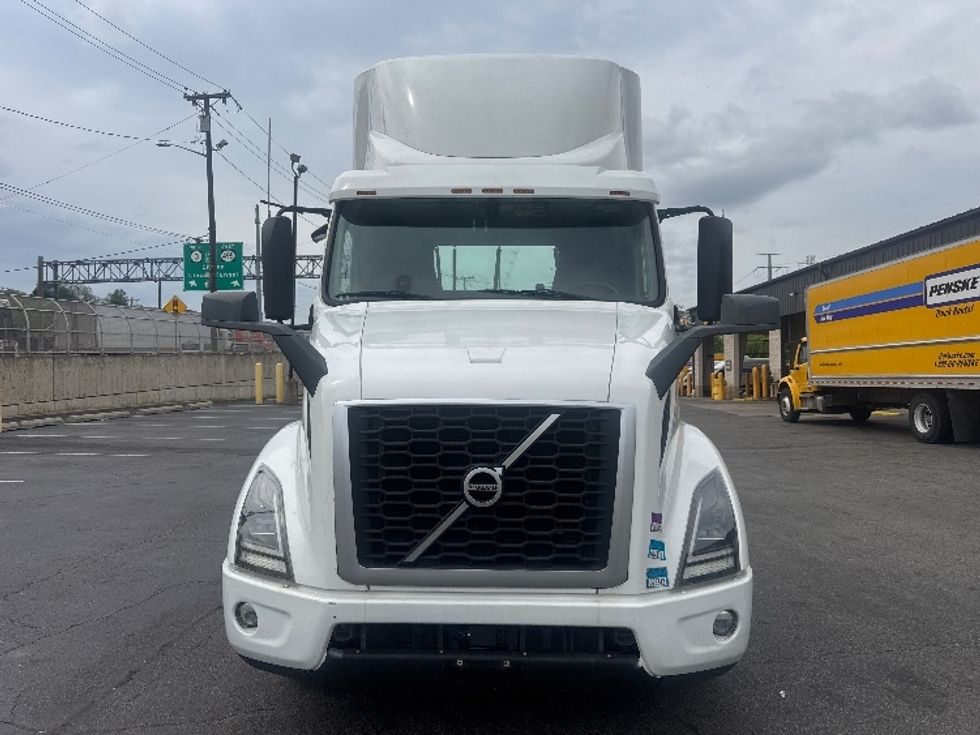 Day Cab Tractor-Heavy Duty Tractors-Volvo-2020-VNR64300-North Bergen-NJ-396,664\n\t\tmiles-$ 44,000 - Image 2