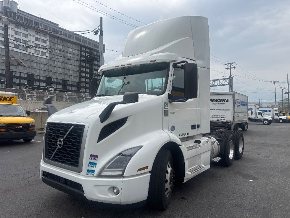 Day Cab Tractor-Heavy Duty Tractors-Volvo-2020-VNR64300-North Bergen-NJ-396,664\n\t\tmiles-$ 44,000 - Image 3