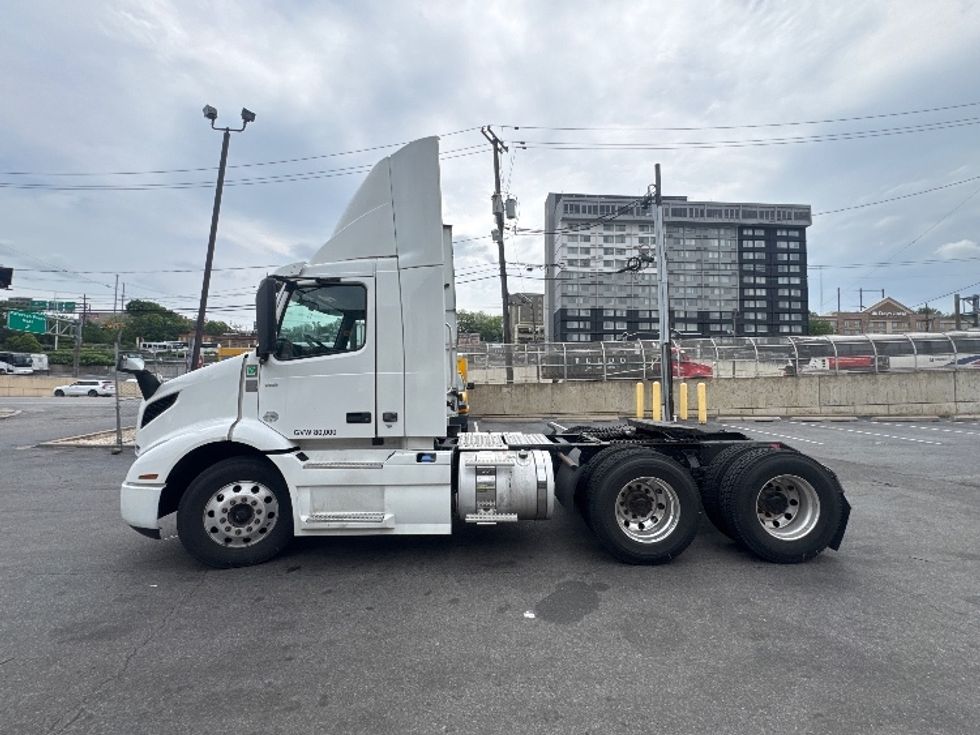 Day Cab Tractor-Heavy Duty Tractors-Volvo-2020-VNR64300-North Bergen-NJ-396,664\n\t\tmiles-$ 44,000 - Image 4