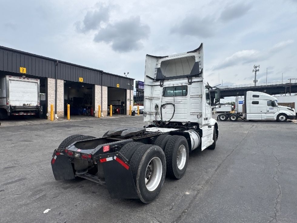 Day Cab Tractor-Heavy Duty Tractors-Volvo-2020-VNR64300-North Bergen-NJ-396,664\n\t\tmiles-$ 44,000 - Image 7