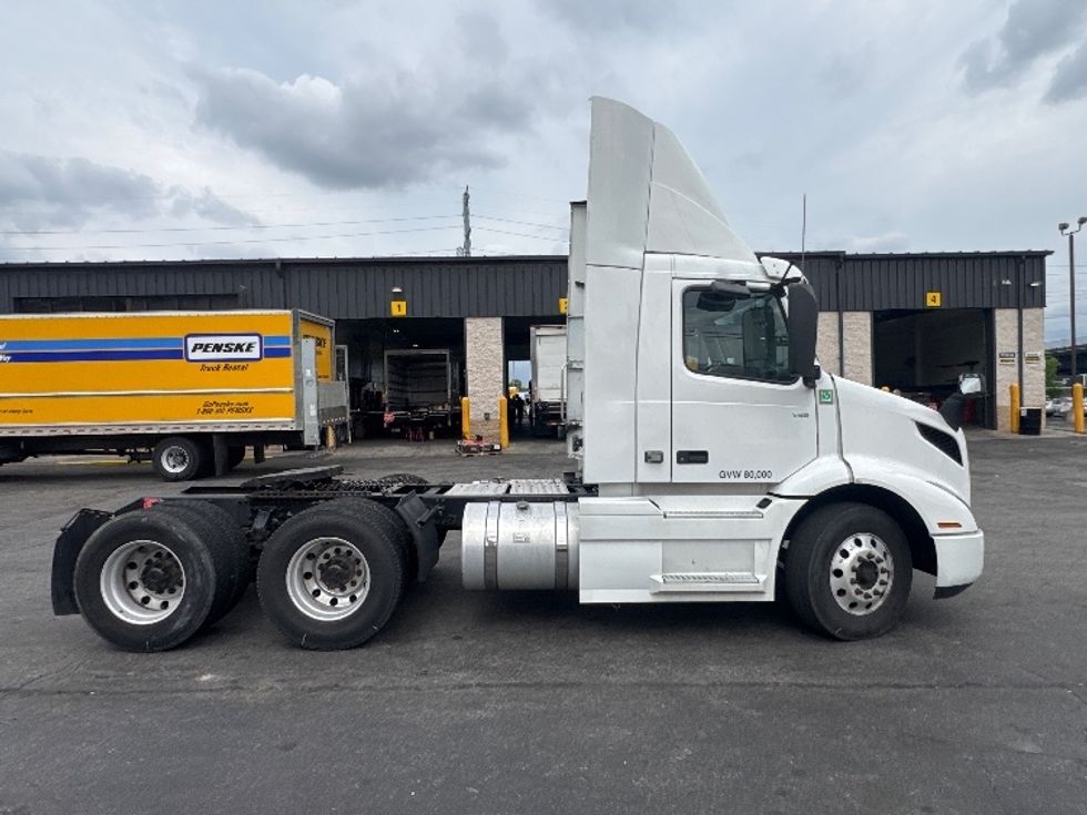 Day Cab Tractor-Heavy Duty Tractors-Volvo-2020-VNR64300-North Bergen-NJ-396,664\n\t\tmiles-$ 44,000 - Image 8