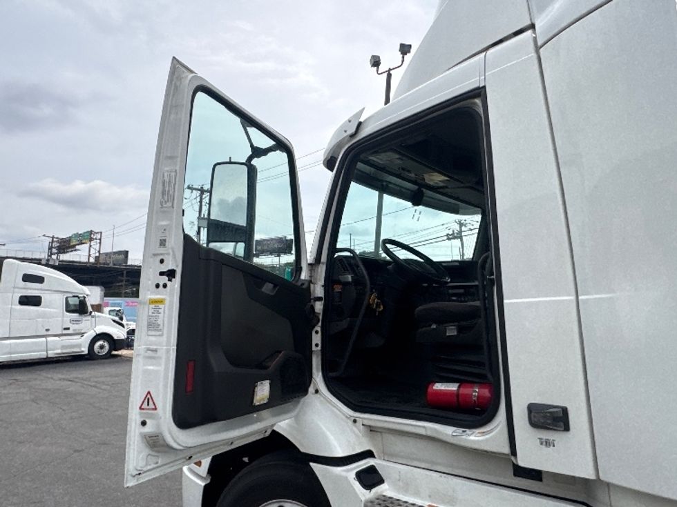 Day Cab Tractor-Heavy Duty Tractors-Volvo-2020-VNR64300-North Bergen-NJ-396,664\n\t\tmiles-$ 44,000 - Image 9