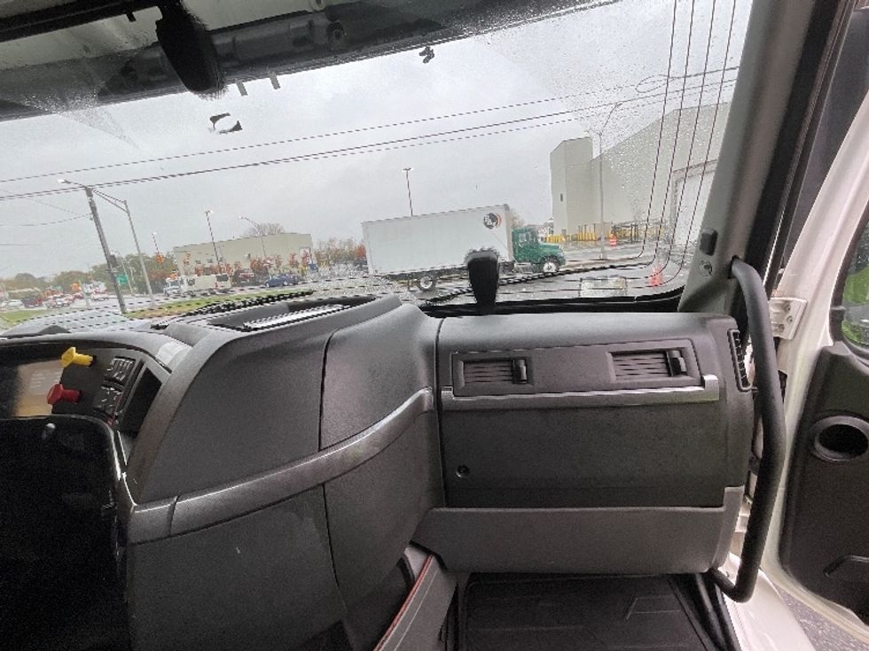 Day Cab Tractor-Heavy Duty Tractors-Volvo-2020-VNR64300-North Bergen-NJ-464,538\n\t\tmiles-$ 38,000 - Image 13