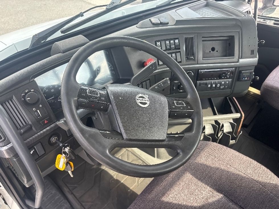 Day Cab Tractor-Heavy Duty Tractors-Volvo-2020-VNR64300-Ottawa-ON-829,450\n\t\tkm-$ 45,250 - Image 10