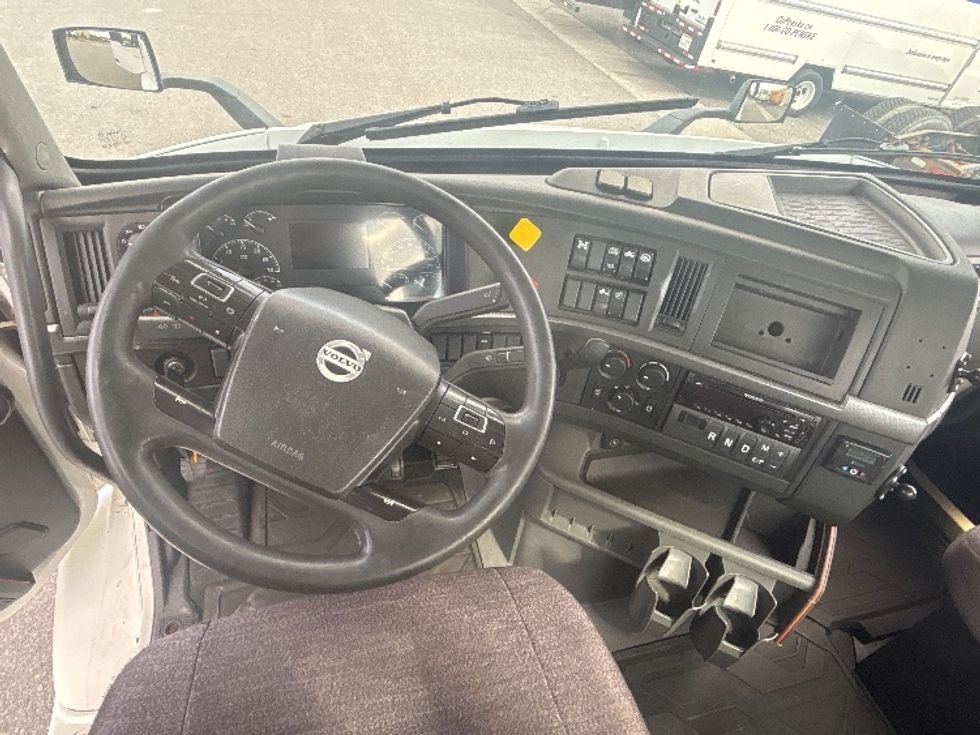 Day Cab Tractor-Heavy Duty Tractors-Volvo-2020-VNR64300-Ottawa-ON-829,450\n\t\tkm-$ 45,250 - Image 11