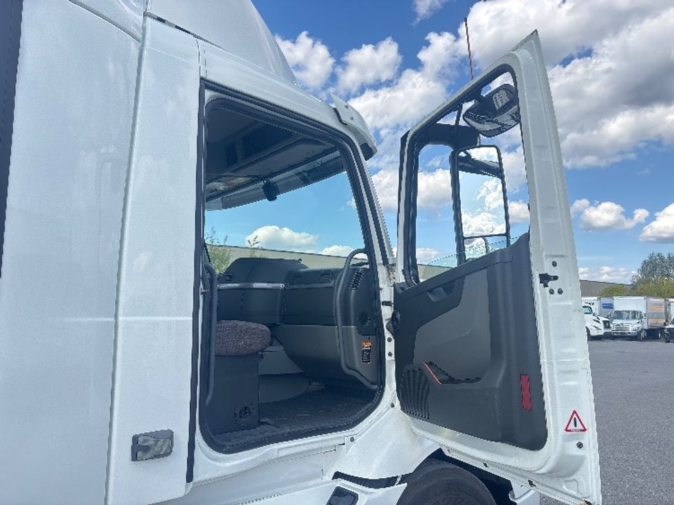 Day Cab Tractor-Heavy Duty Tractors-Volvo-2020-VNR64300-Ottawa-ON-829,450\n\t\tkm-$ 45,250 - Image 12