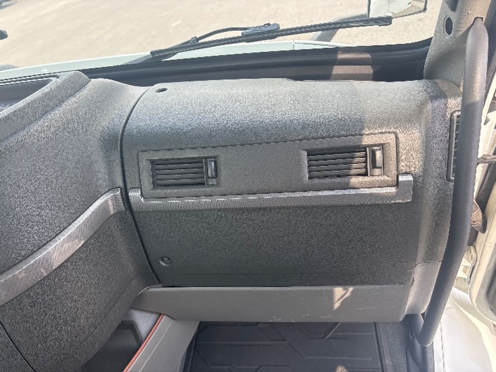 Day Cab Tractor-Heavy Duty Tractors-Volvo-2020-VNR64300-Ottawa-ON-829,450\n\t\tkm-$ 45,250 - Image 13