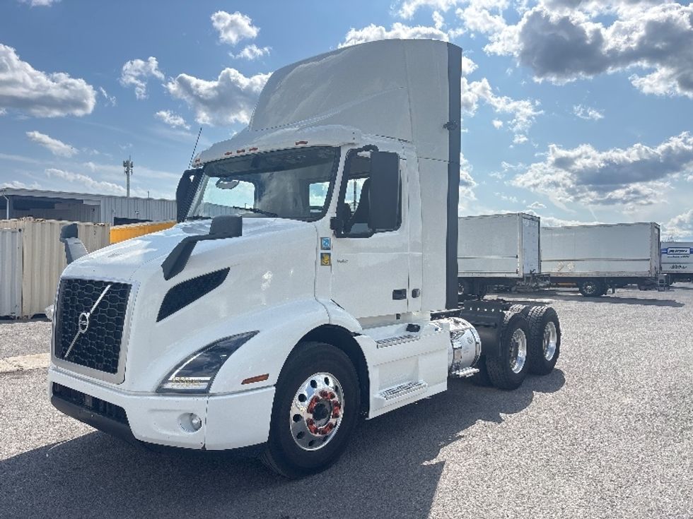 Day Cab Tractor-Heavy Duty Tractors-Volvo-2020-VNR64300-Ottawa-ON-829,450\n\t\tkm-$ 45,250 - Image 3