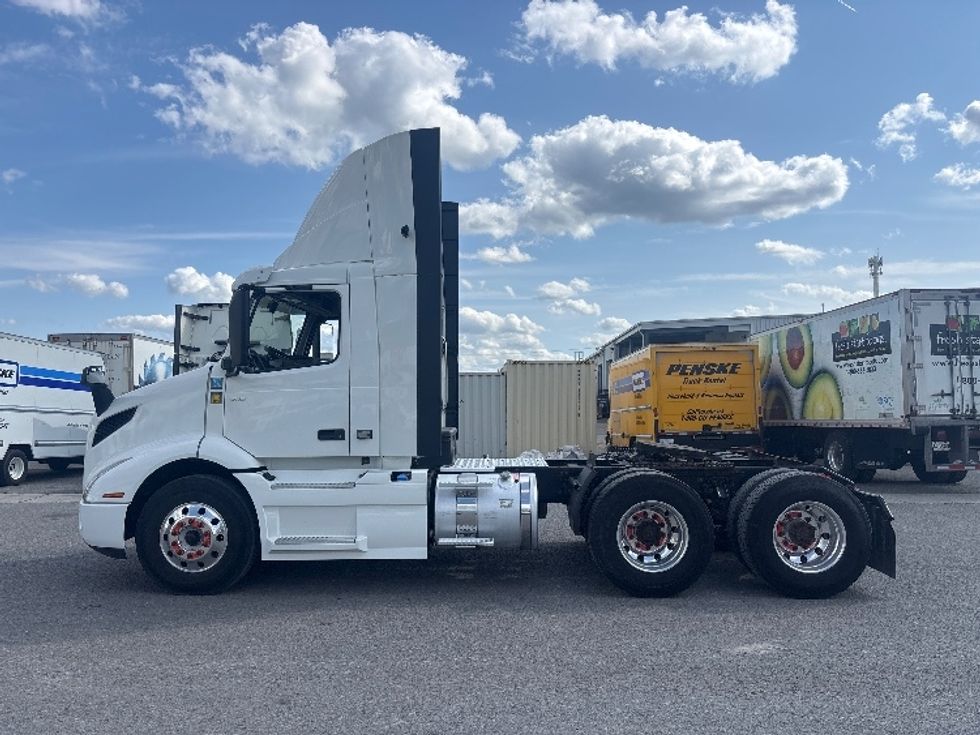 Day Cab Tractor-Heavy Duty Tractors-Volvo-2020-VNR64300-Ottawa-ON-829,450\n\t\tkm-$ 45,250 - Image 4