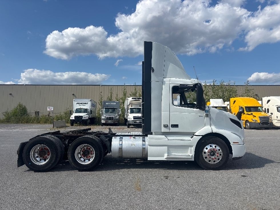 Day Cab Tractor-Heavy Duty Tractors-Volvo-2020-VNR64300-Ottawa-ON-829,450\n\t\tkm-$ 45,250 - Image 8