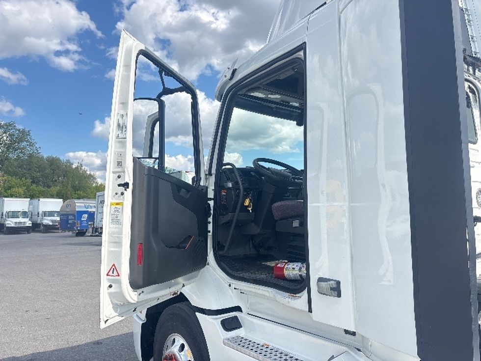 Day Cab Tractor-Heavy Duty Tractors-Volvo-2020-VNR64300-Ottawa-ON-829,450\n\t\tkm-$ 45,250 - Image 9