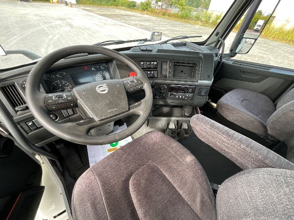 Day Cab Tractor-Heavy Duty Tractors-Volvo-2020-VNR64300-Ottawa-ON-852,326\n\t\tkm-$ 47,000 - Image 10