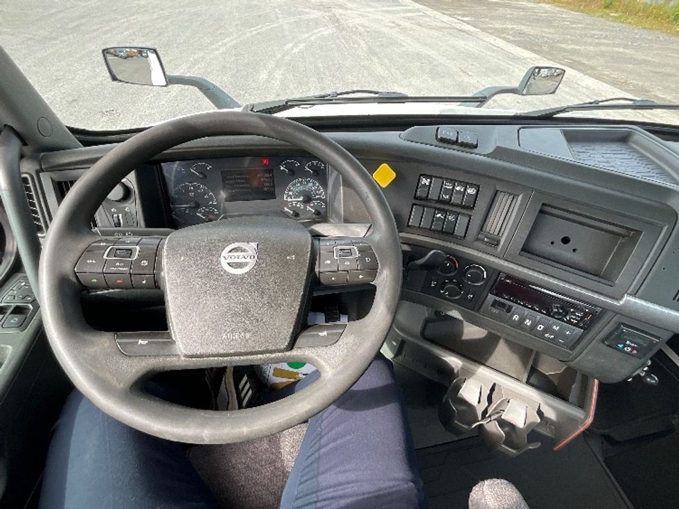 Day Cab Tractor-Heavy Duty Tractors-Volvo-2020-VNR64300-Ottawa-ON-852,326\n\t\tkm-$ 47,000 - Image 11