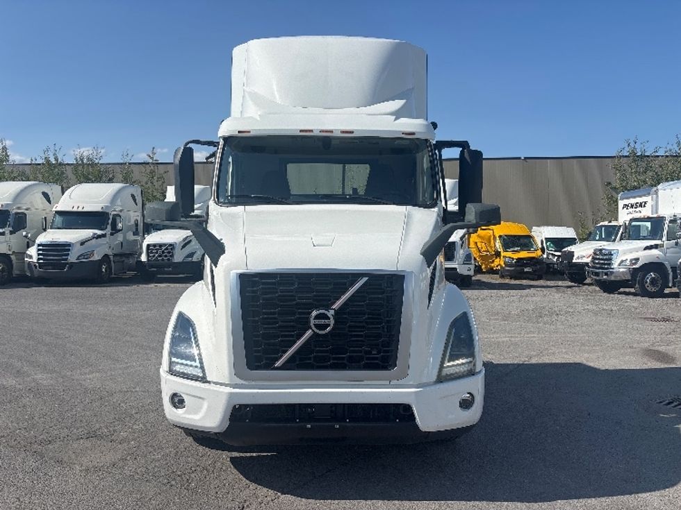 Day Cab Tractor-Heavy Duty Tractors-Volvo-2020-VNR64300-Ottawa-ON-852,326\n\t\tkm-$ 47,000 - Image 2