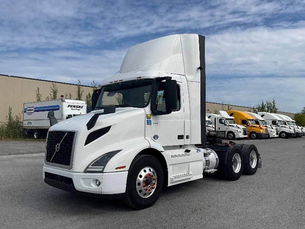 Day Cab Tractor-Heavy Duty Tractors-Volvo-2020-VNR64300-Ottawa-ON-852,326\n\t\tkm-$ 47,000 - Image 3