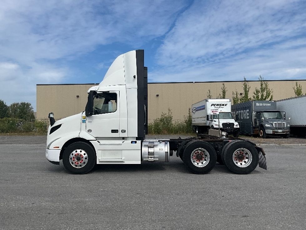 Day Cab Tractor-Heavy Duty Tractors-Volvo-2020-VNR64300-Ottawa-ON-852,326\n\t\tkm-$ 47,000 - Image 4