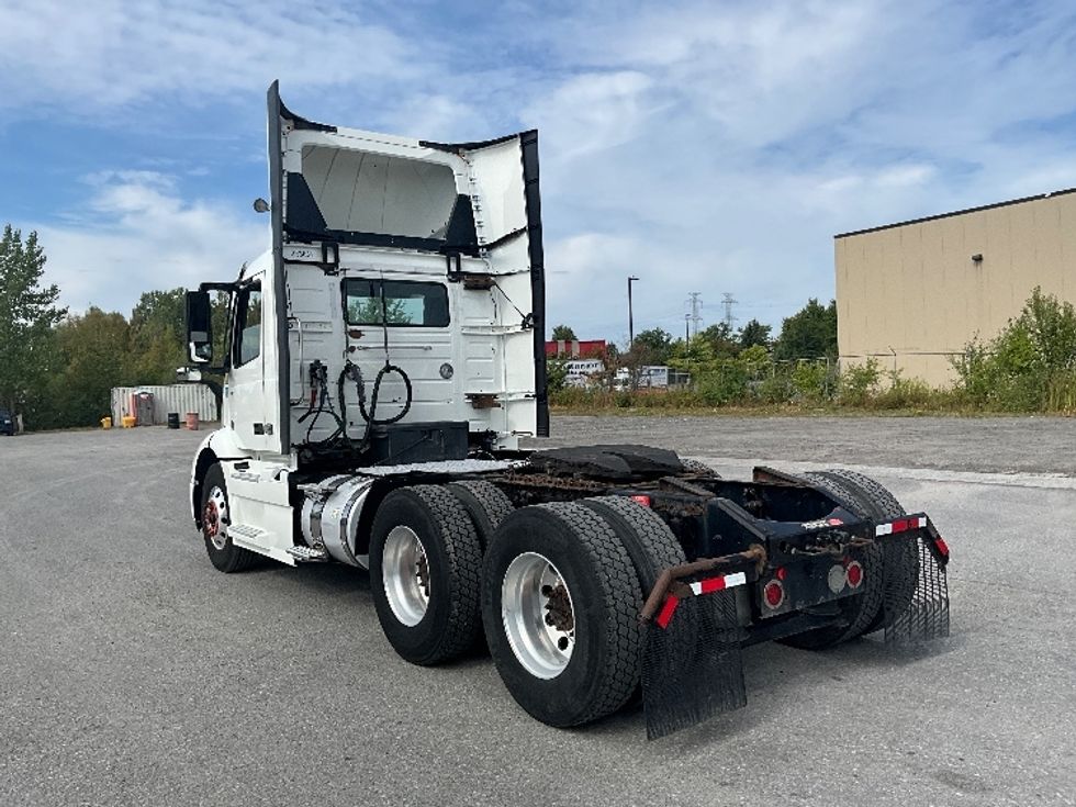 Day Cab Tractor-Heavy Duty Tractors-Volvo-2020-VNR64300-Ottawa-ON-852,326\n\t\tkm-$ 47,000 - Image 5