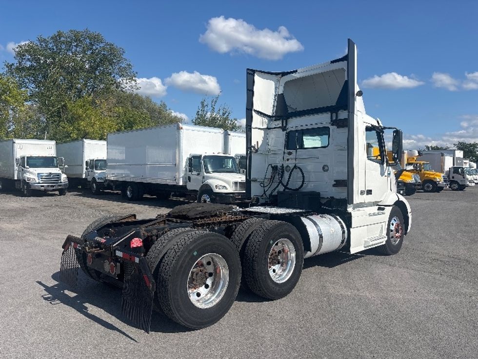 Day Cab Tractor-Heavy Duty Tractors-Volvo-2020-VNR64300-Ottawa-ON-852,326\n\t\tkm-$ 47,000 - Image 7