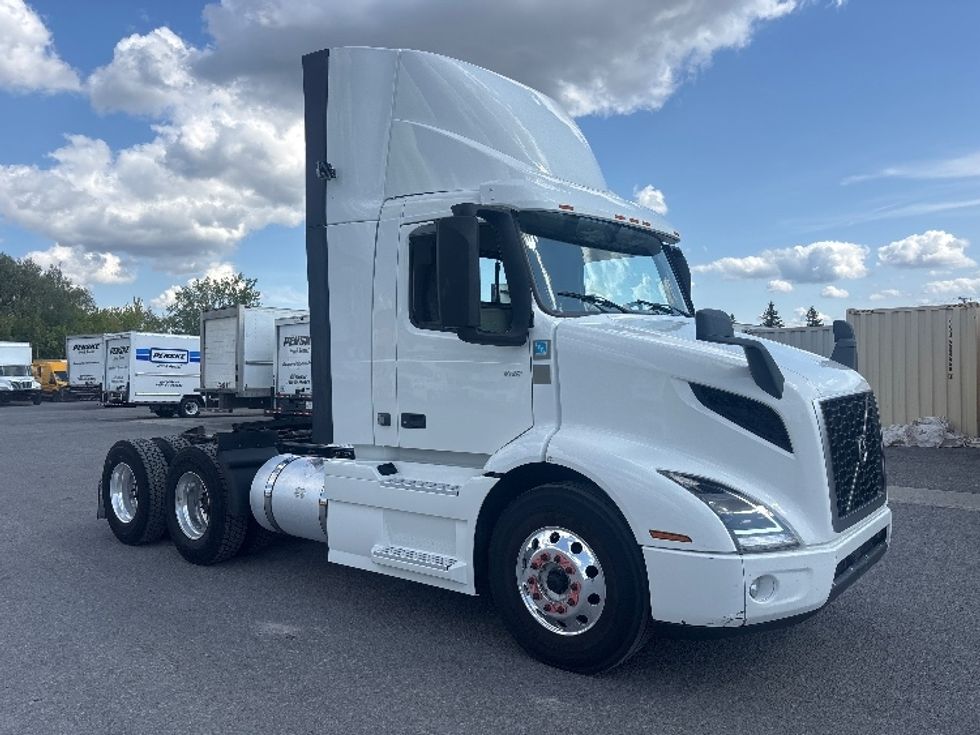 Day Cab Tractor-Heavy Duty Tractors-Volvo-2020-VNR64300-Ottawa-ON-895,359\n\t\tkm-$ 40,500 - Image 1